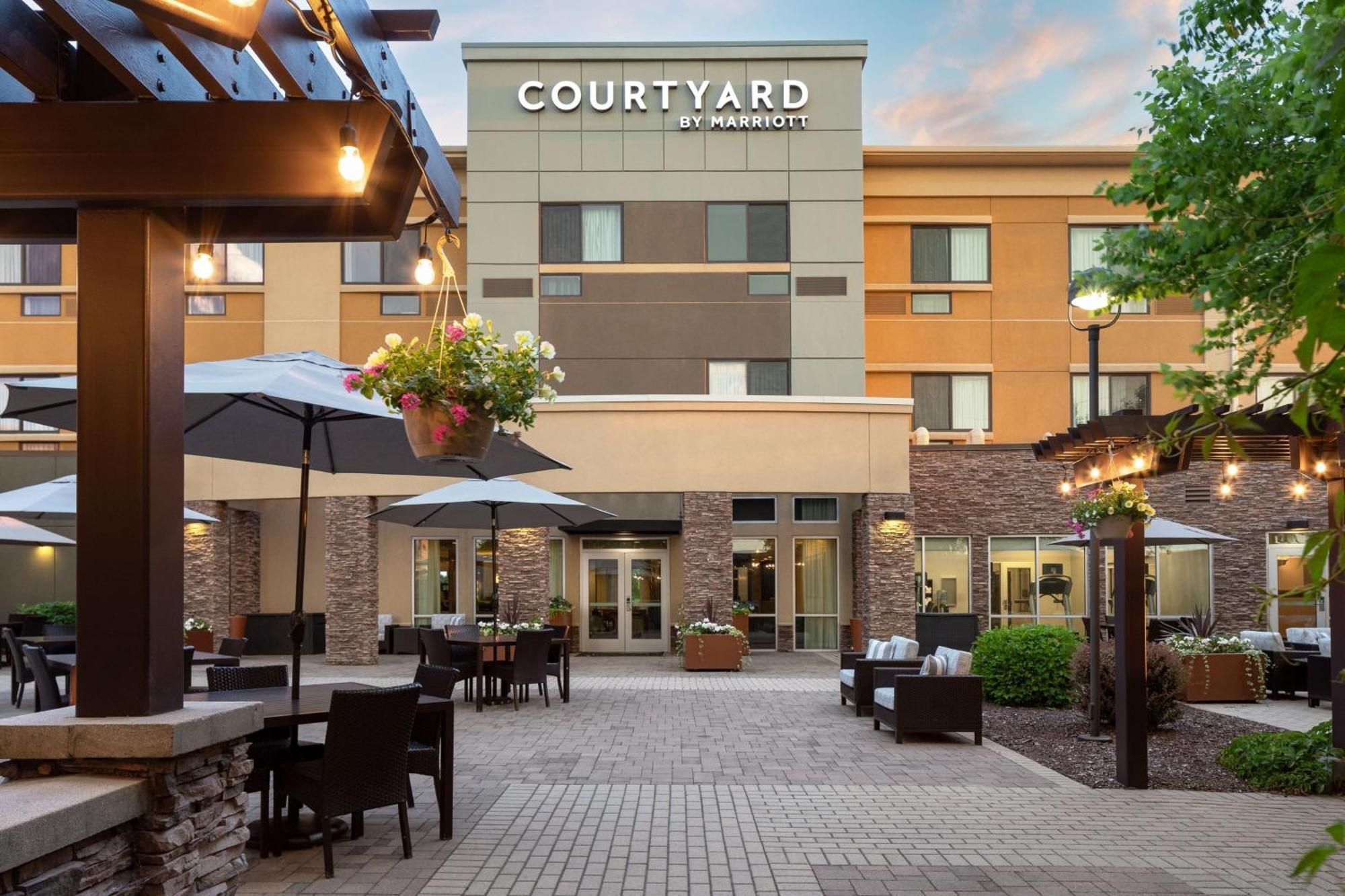 Courtyard Mankato Hotel & Event Center Exterior photo