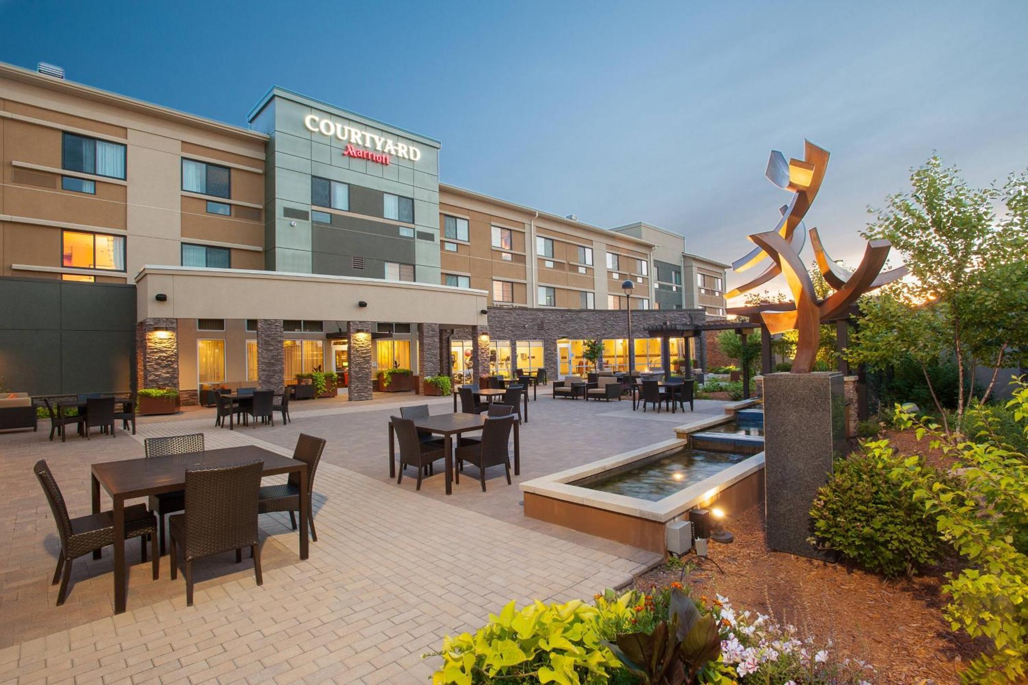 Courtyard Mankato Hotel & Event Center Exterior photo